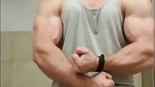 hotmuscles6t9 showing off huge muscles